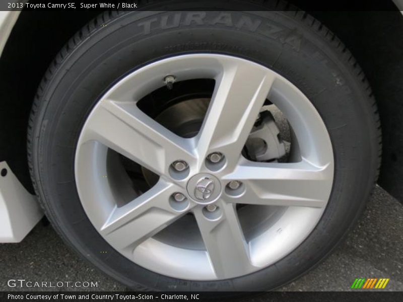 Super White / Black 2013 Toyota Camry SE