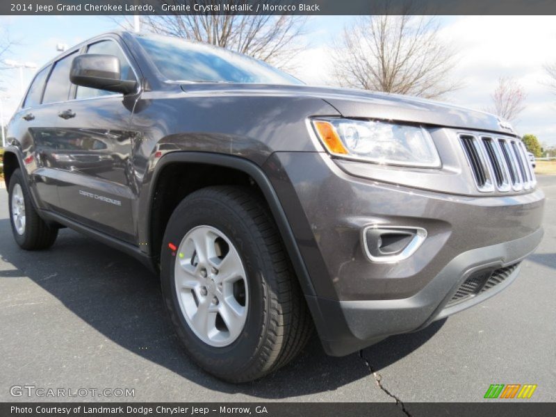 Front 3/4 View of 2014 Grand Cherokee Laredo