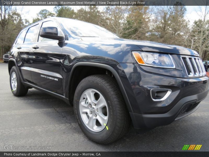 Front 3/4 View of 2014 Grand Cherokee Laredo
