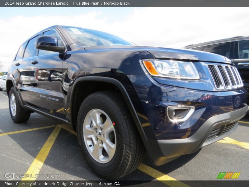 Front 3/4 View of 2014 Grand Cherokee Laredo