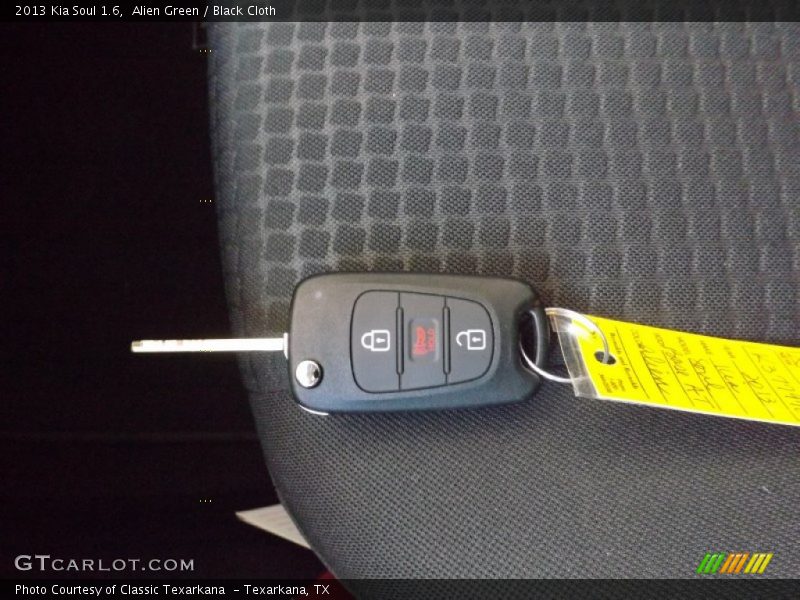 Alien Green / Black Cloth 2013 Kia Soul 1.6