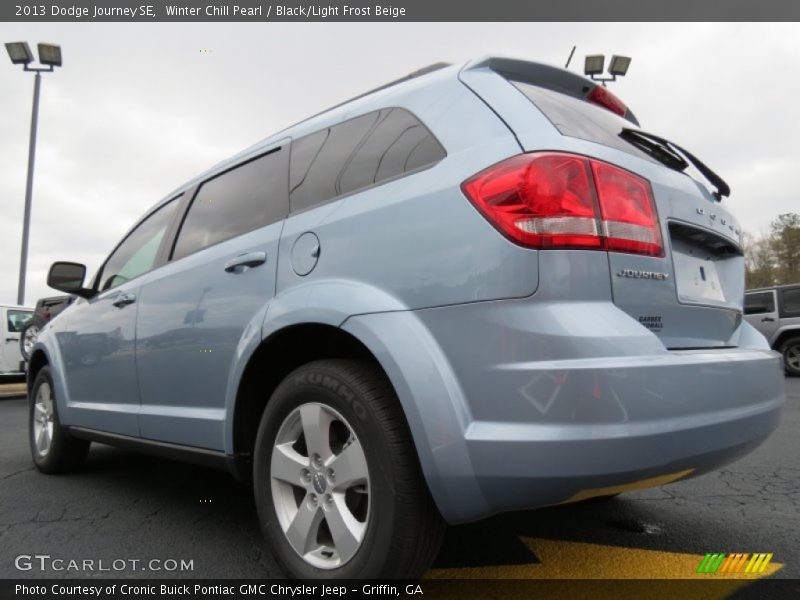 Winter Chill Pearl / Black/Light Frost Beige 2013 Dodge Journey SE