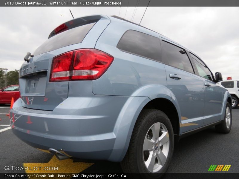 Winter Chill Pearl / Black/Light Frost Beige 2013 Dodge Journey SE