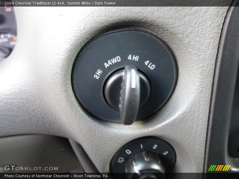 Summit White / Dark Pewter 2004 Chevrolet TrailBlazer LS 4x4