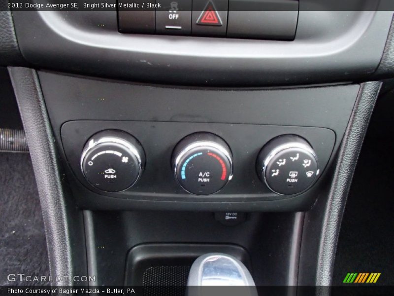 Bright Silver Metallic / Black 2012 Dodge Avenger SE