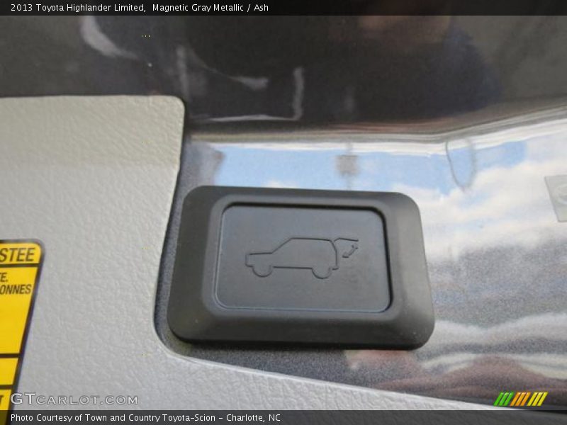 Magnetic Gray Metallic / Ash 2013 Toyota Highlander Limited
