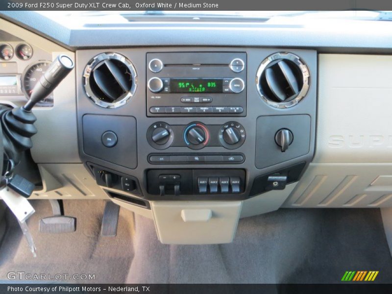 Controls of 2009 F250 Super Duty XLT Crew Cab