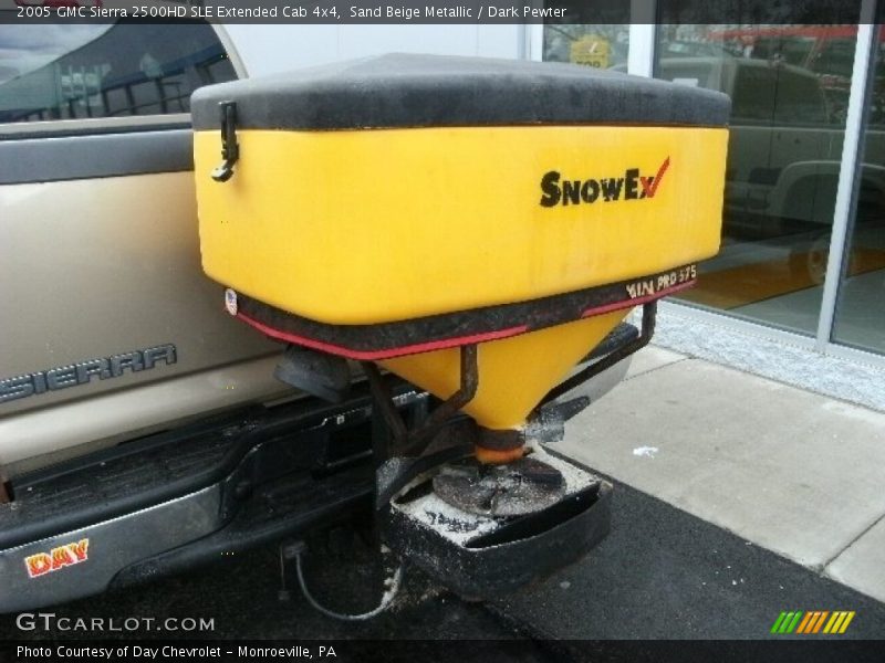 Sand Beige Metallic / Dark Pewter 2005 GMC Sierra 2500HD SLE Extended Cab 4x4