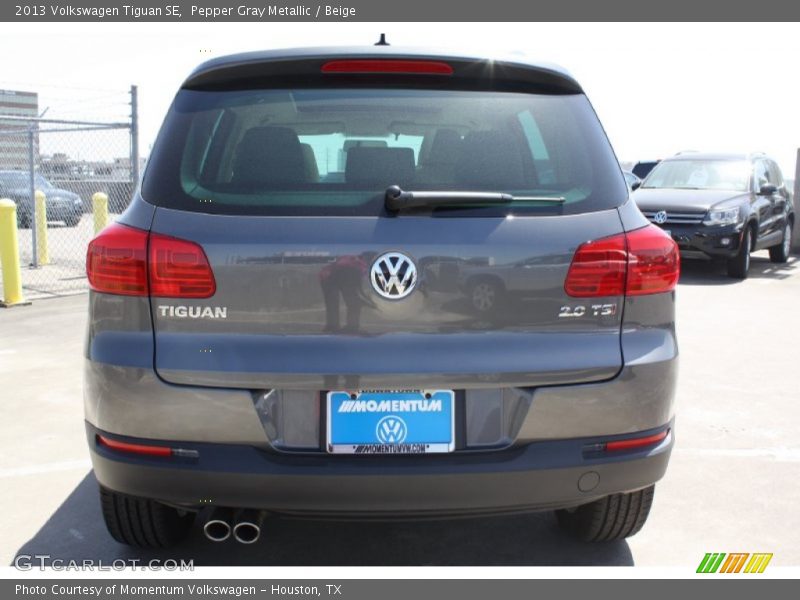 Pepper Gray Metallic / Beige 2013 Volkswagen Tiguan SE