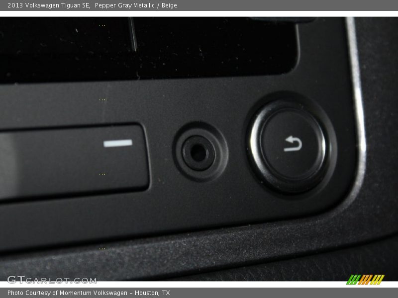 Pepper Gray Metallic / Beige 2013 Volkswagen Tiguan SE