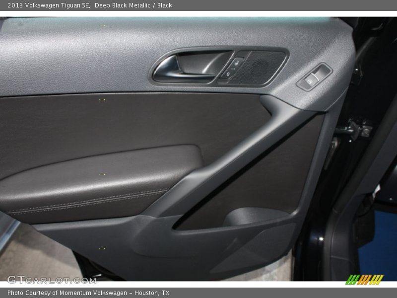 Deep Black Metallic / Black 2013 Volkswagen Tiguan SE