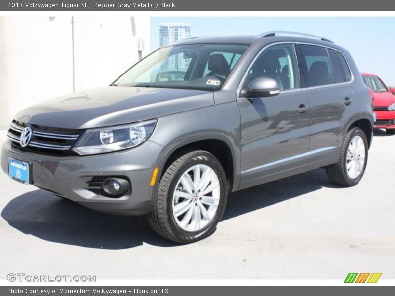 Pepper Gray Metallic / Black 2013 Volkswagen Tiguan SE