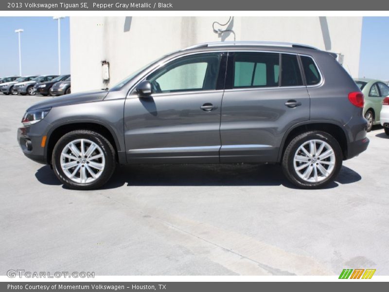 Pepper Gray Metallic / Black 2013 Volkswagen Tiguan SE