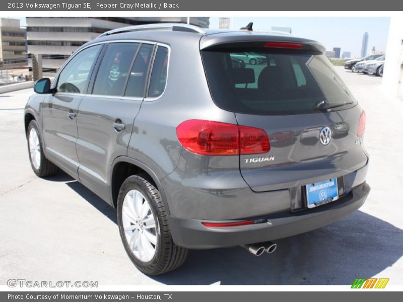 Pepper Gray Metallic / Black 2013 Volkswagen Tiguan SE