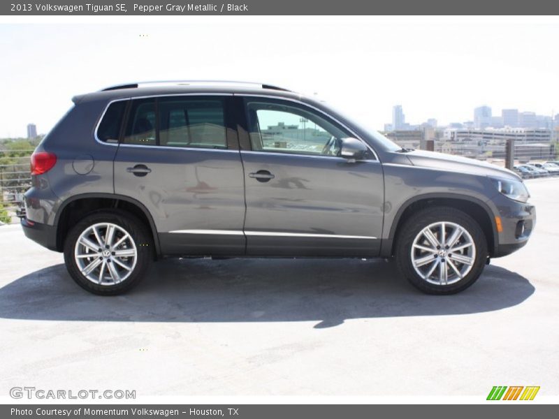 Pepper Gray Metallic / Black 2013 Volkswagen Tiguan SE