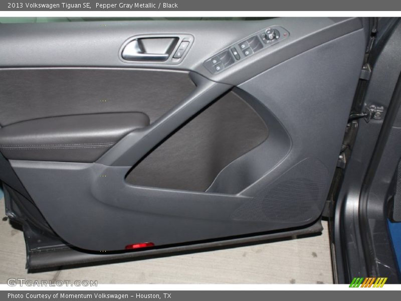Pepper Gray Metallic / Black 2013 Volkswagen Tiguan SE