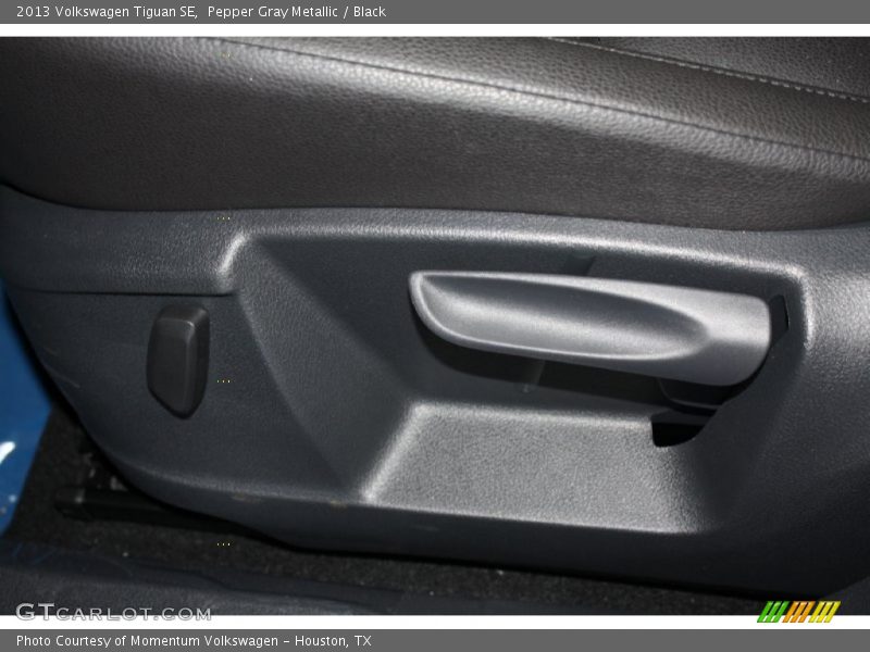 Pepper Gray Metallic / Black 2013 Volkswagen Tiguan SE