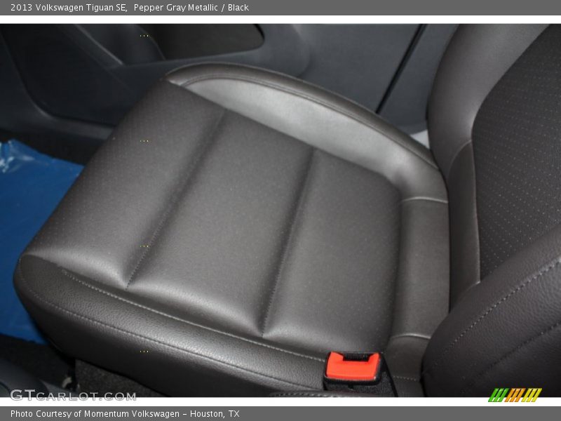 Pepper Gray Metallic / Black 2013 Volkswagen Tiguan SE