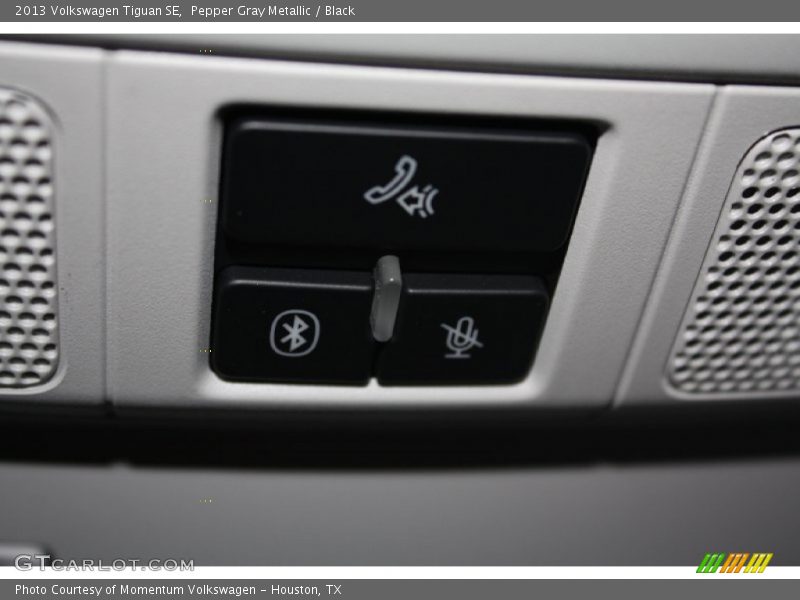 Pepper Gray Metallic / Black 2013 Volkswagen Tiguan SE