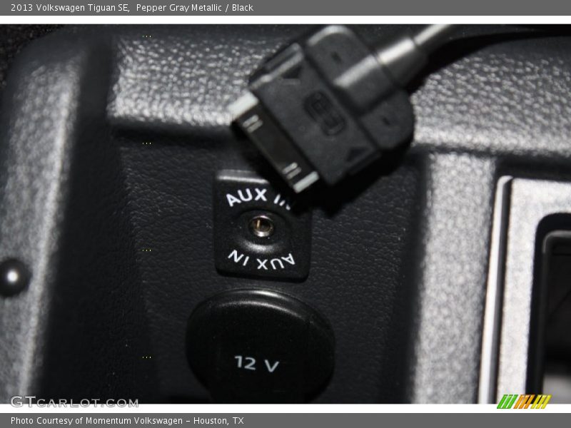 Pepper Gray Metallic / Black 2013 Volkswagen Tiguan SE