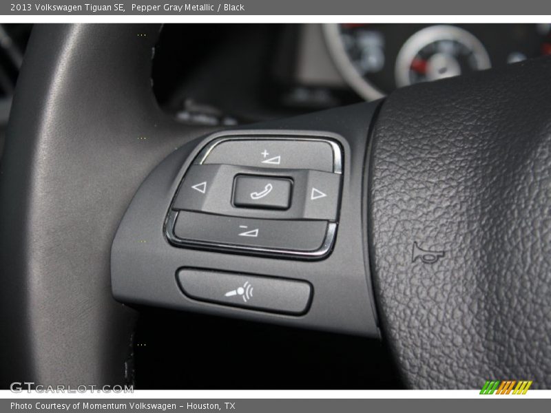 Pepper Gray Metallic / Black 2013 Volkswagen Tiguan SE