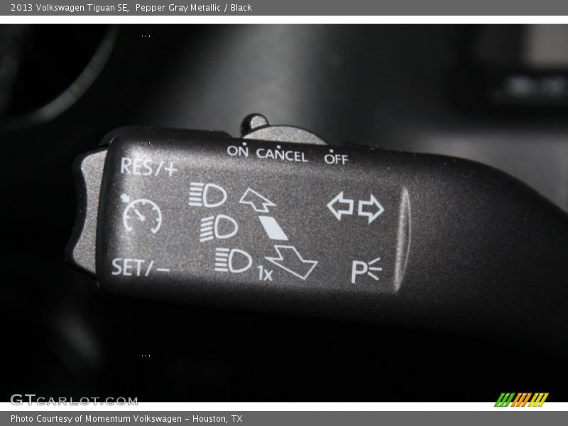Pepper Gray Metallic / Black 2013 Volkswagen Tiguan SE