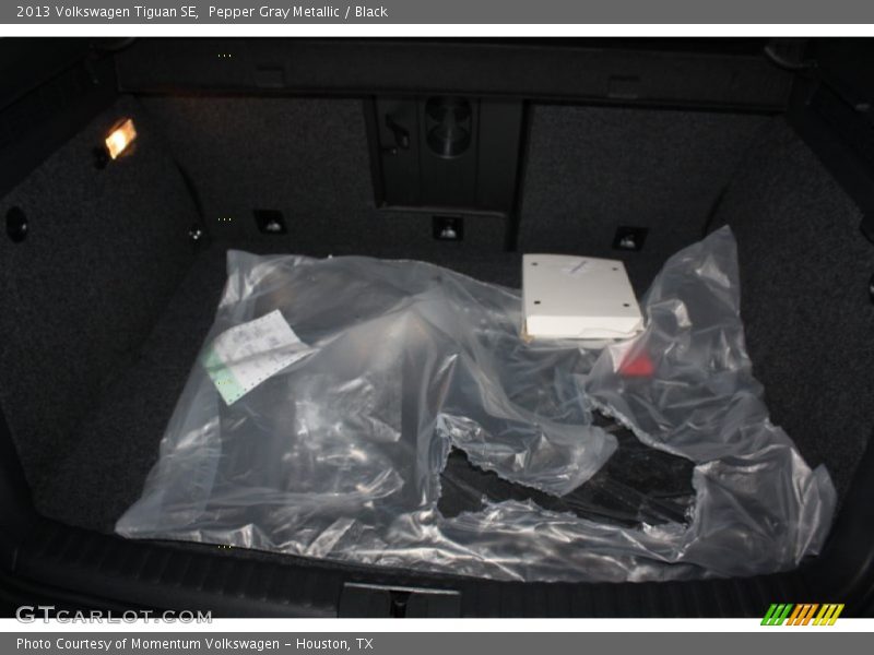 Pepper Gray Metallic / Black 2013 Volkswagen Tiguan SE