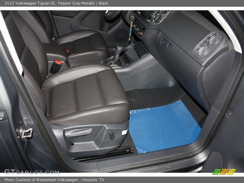 Pepper Gray Metallic / Black 2013 Volkswagen Tiguan SE