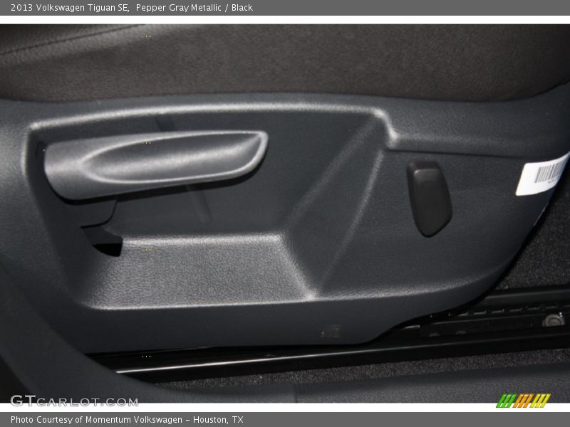 Pepper Gray Metallic / Black 2013 Volkswagen Tiguan SE