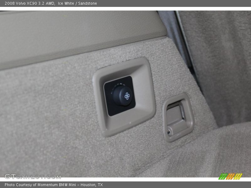 Ice White / Sandstone 2008 Volvo XC90 3.2 AWD