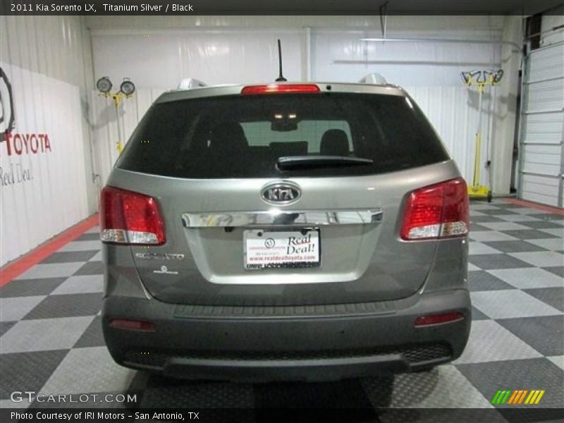 Titanium Silver / Black 2011 Kia Sorento LX