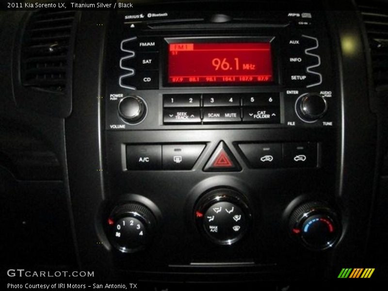 Titanium Silver / Black 2011 Kia Sorento LX