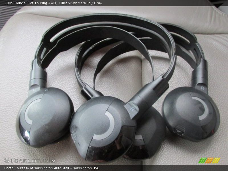 Entertainment System of 2009 Pilot Touring 4WD