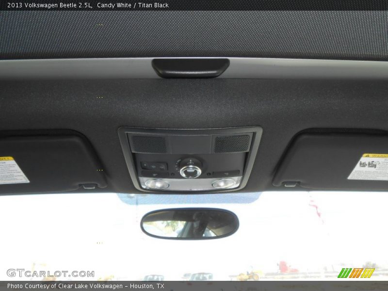 Candy White / Titan Black 2013 Volkswagen Beetle 2.5L