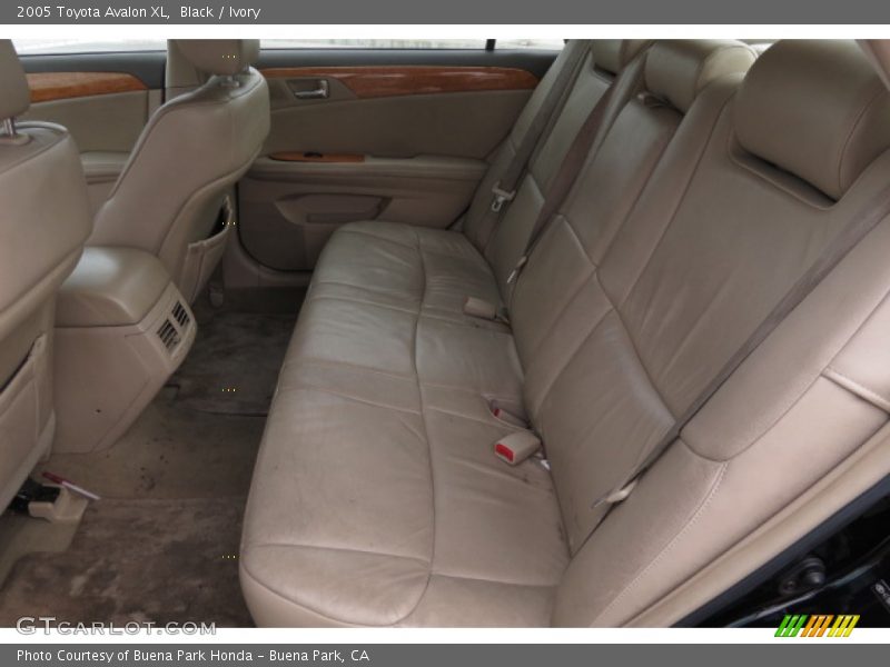 Black / Ivory 2005 Toyota Avalon XL