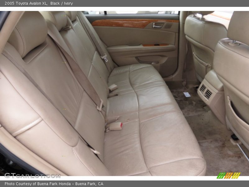 Black / Ivory 2005 Toyota Avalon XL