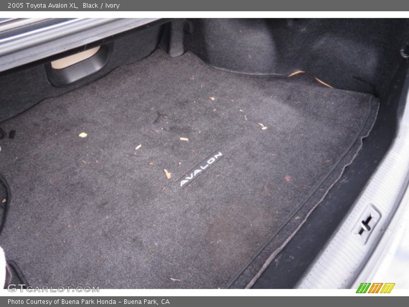 Black / Ivory 2005 Toyota Avalon XL