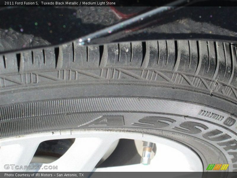 Tuxedo Black Metallic / Medium Light Stone 2011 Ford Fusion S