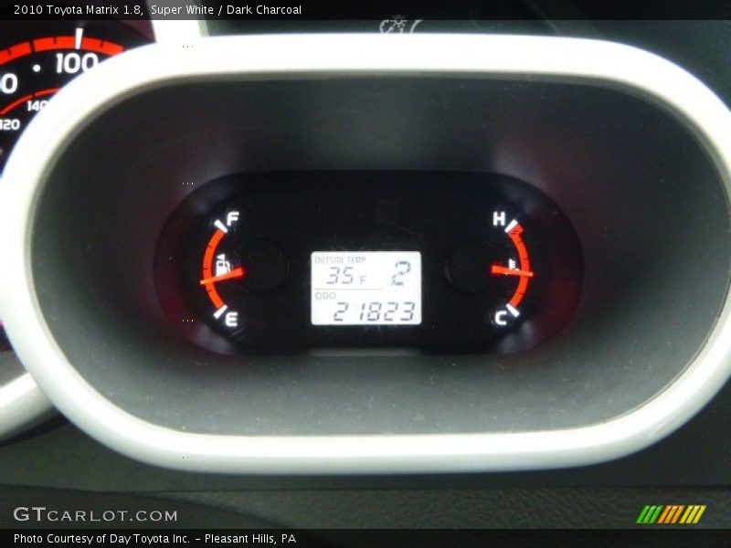 Super White / Dark Charcoal 2010 Toyota Matrix 1.8