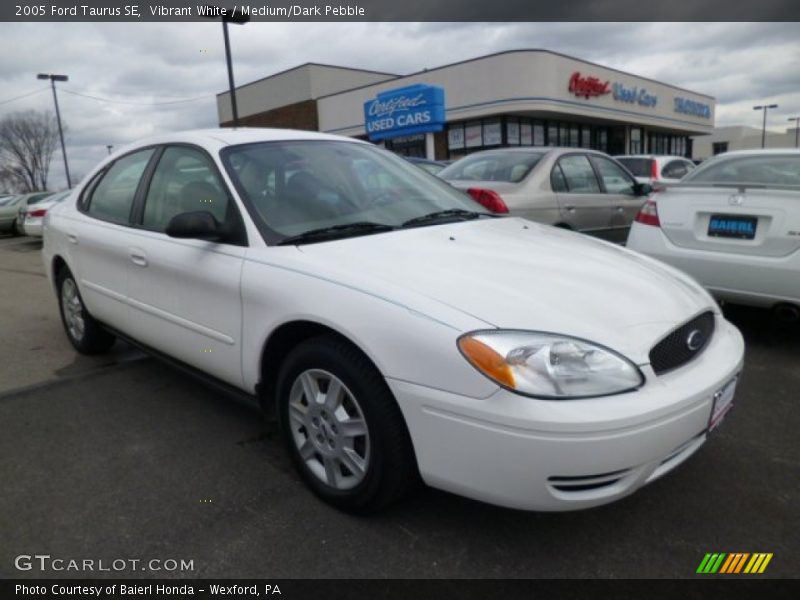 Vibrant White / Medium/Dark Pebble 2005 Ford Taurus SE