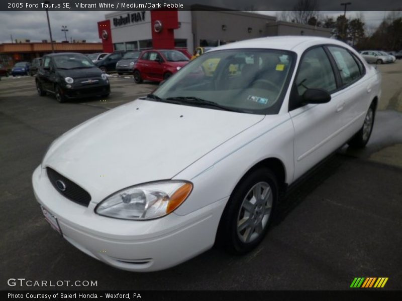 Vibrant White / Medium/Dark Pebble 2005 Ford Taurus SE
