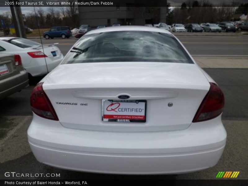 Vibrant White / Medium/Dark Pebble 2005 Ford Taurus SE