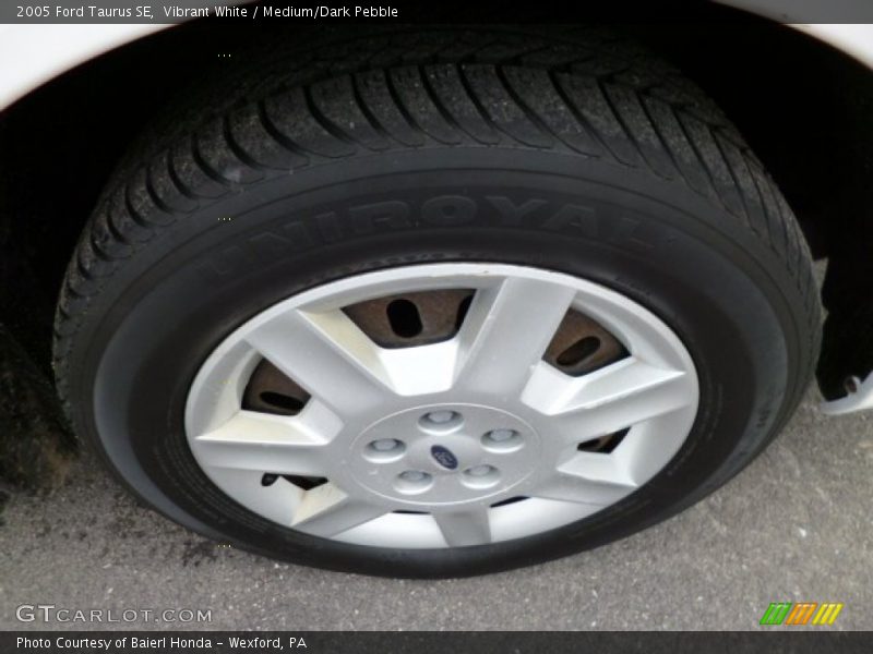 Vibrant White / Medium/Dark Pebble 2005 Ford Taurus SE