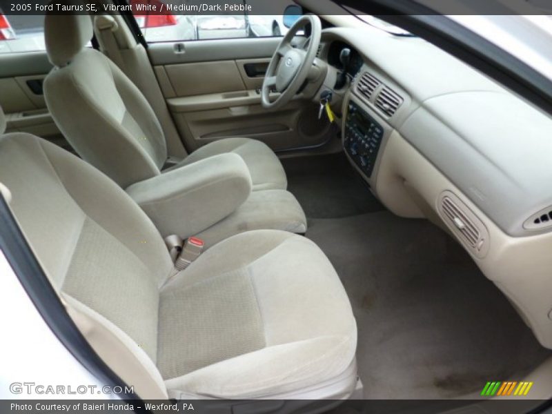 Vibrant White / Medium/Dark Pebble 2005 Ford Taurus SE
