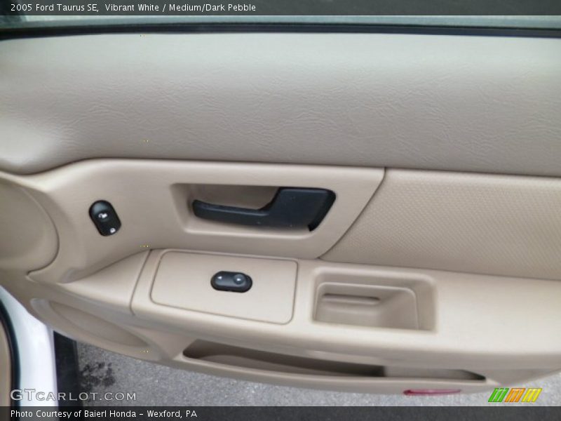 Vibrant White / Medium/Dark Pebble 2005 Ford Taurus SE