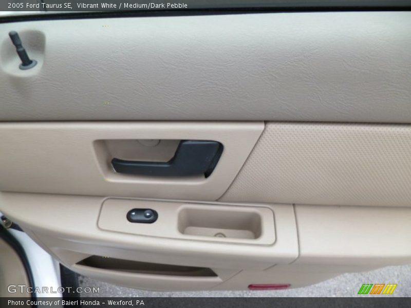 Vibrant White / Medium/Dark Pebble 2005 Ford Taurus SE