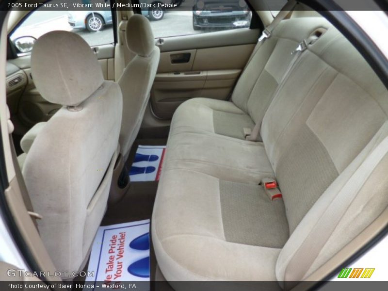 Vibrant White / Medium/Dark Pebble 2005 Ford Taurus SE