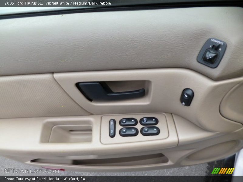 Vibrant White / Medium/Dark Pebble 2005 Ford Taurus SE