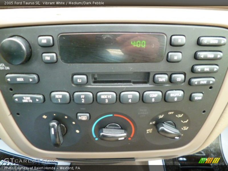 Vibrant White / Medium/Dark Pebble 2005 Ford Taurus SE