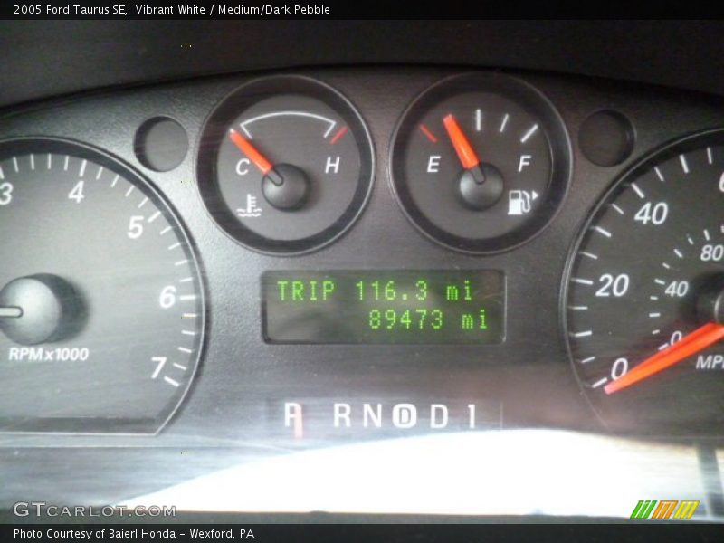 Vibrant White / Medium/Dark Pebble 2005 Ford Taurus SE